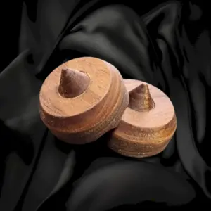 Zwei Autschis V2 aus geöltem Nussbaumholz mit jeweils einem Spike
