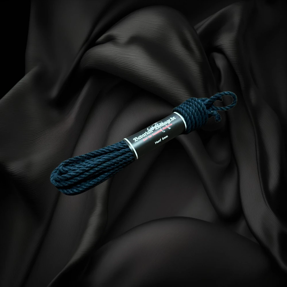 Corde en lin et chanvre bleu pétrole foncé, 6 mm de diamètre et 4 m de long, attachée avec un élastique.