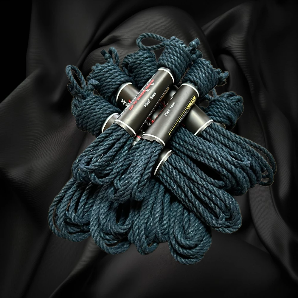 Corde en lin et chanvre bleu pétrole foncé, d'un diamètre de 6 mm, composée de sept cordes de 8 m chacune et de deux cordes de 4 m chacune, regroupées avec une bande.