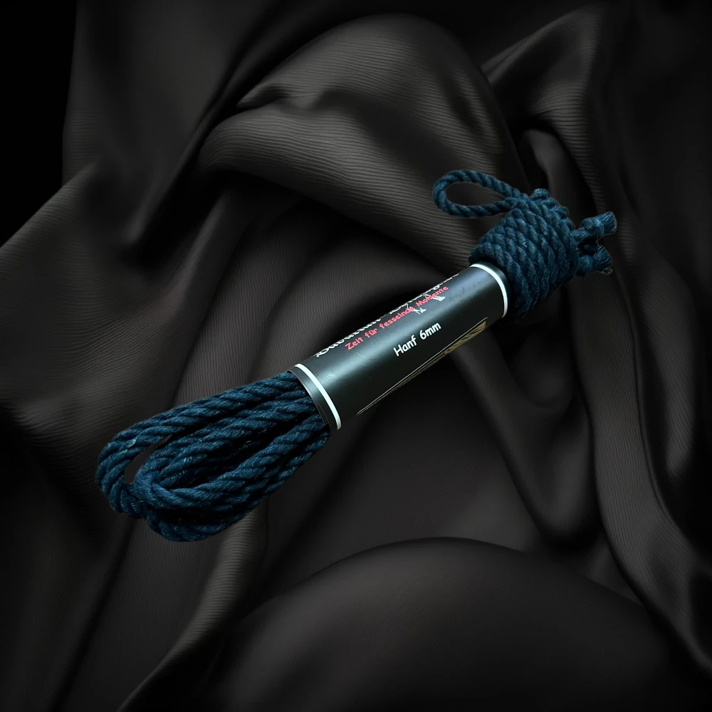 Corde en lin et chanvre bleu pétrole foncé, 6 mm de diamètre et 8 m de long, attachée avec un élastique.